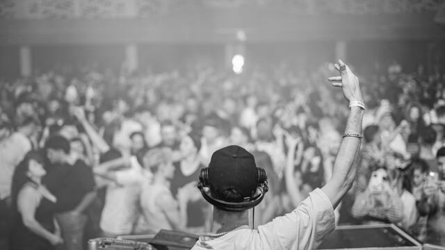 Using an AI dubstep generator to build heavy drops