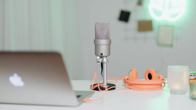 AI music for podcasts: intros, outros, and beds