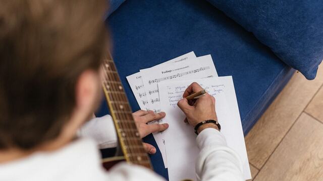How to write a verse that carries the story