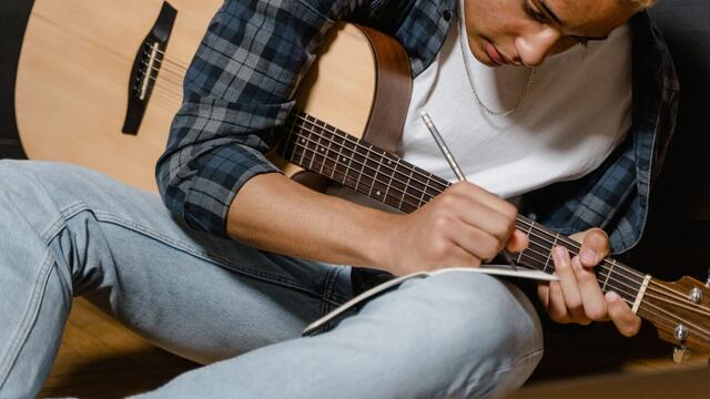 Suno lyrics: write or generate lyrics that sing well