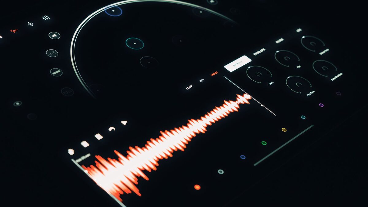 An audio waveform on a dark screen, showing what Suno AI turns a text prompt into